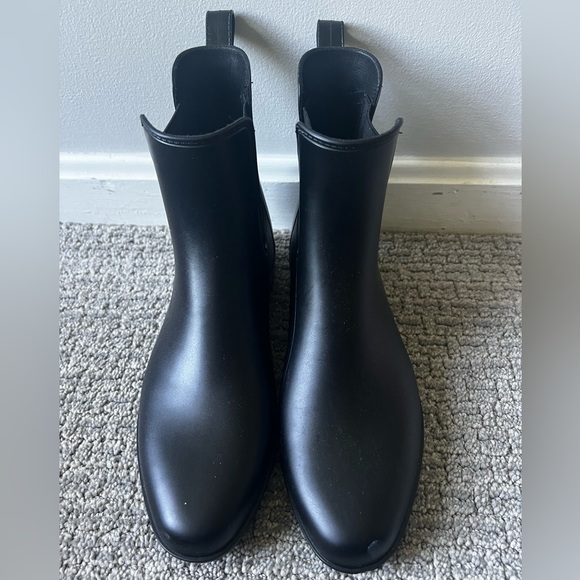 Women’s size 9 black rain boots - Picture 2 of 3